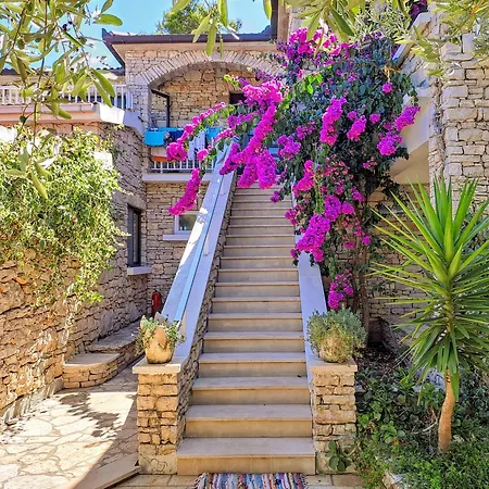 Stone House Poplat *